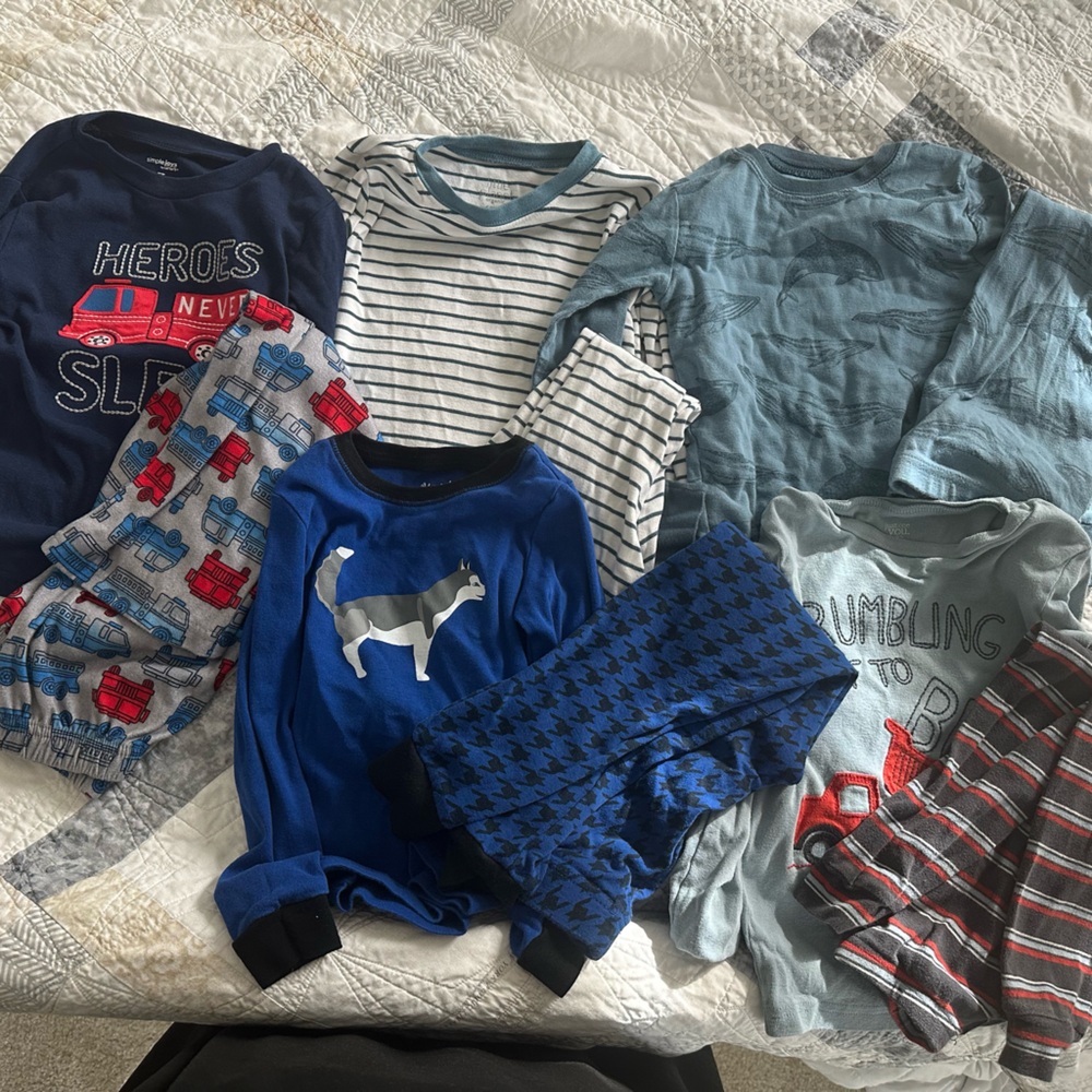 Pajama sets (5)